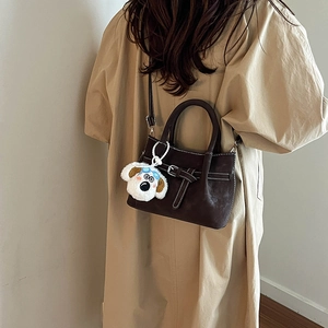 Sac seau rétro en daim marron avec surpiqûres blanches et pendentif chien en peluche