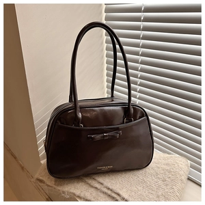 Vue détaillée du sac cabas marron foncé avec nœud élégant et lettrage doré chic