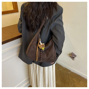 Détails du sac cabas en daim marron foncé avec pendentif ours et ferrures argentées