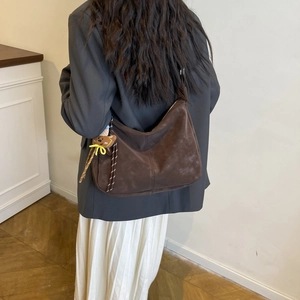 Sac hobo marron foncé en daim pour femme avec charmant petit ours pour le quotidien