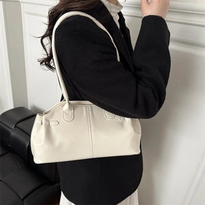 Borsa sottobraccio minimalista in pelle bianco crema con tracolla e design ondulato