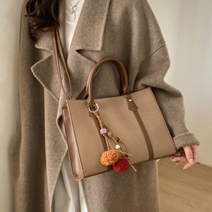 Sac fourre-tout tissé élégant marron chaud avec pompon peluche pour la mode hivernale