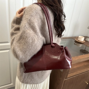 Elegante borsa a spalla color bordeaux capiente per il look invernale da ufficio
