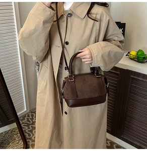 Detailansicht der dunkelbraunen Vintage-Boston-Tasche mit Wildleder-Finish und Lederbesatz