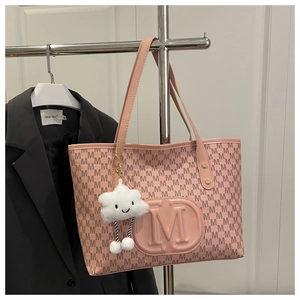 Vue détaillée du sac cabas rose avec imprimé lettre M et breloque nuage blanc