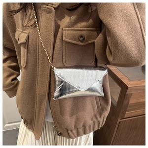 Sac bandoulière enveloppe argenté avec fini métallique et chaîne dorée