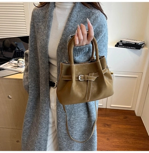 Détail du sac seau marron givré avec boucle rétro et fine bandoulière amovible
