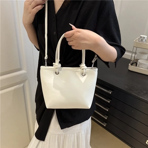 Sac seau minimaliste en cuir blanc avec poignées et bandoulière pour femmes