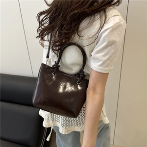 Sac seau chic en cuir marron foncé brillant avec poignées nouées pour femmes
