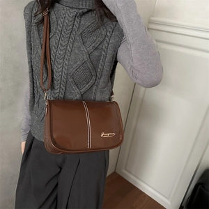Sac bandoulière vintage marron pour femme avec surpiqûres blanches et logo doré