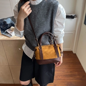 Sac Boston chic jaune moutarde avec finitions cuir marron et bandoulière réglable