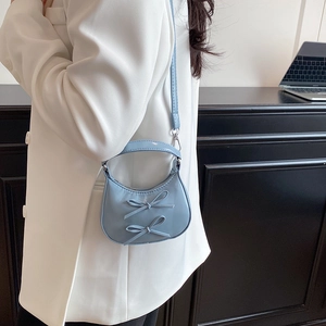 Petit sac demi-lune bleu clair avec nœuds, sac à bandoulière élégant pour femme