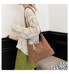 Sac bandoulière en velours côtelé marron à nœuds avec un porte-clé en peluche