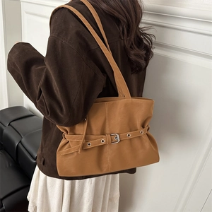 Borsa tote marrone caramello con fibbia argento e pelle arricciata portata a spalla