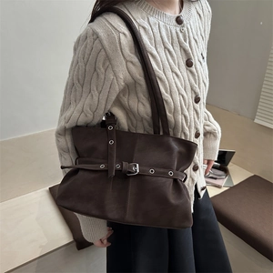 Borsa a tracolla minimalista in pelle marrone con cinture decorative e fibbie in metallo