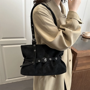 Borsa a spalla minimalista in camoscio nero con fibbia a cintura e design a pieghe