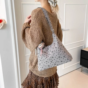 Sac sous le bras en velours côtelé gris avec imprimé nœud et pendentif lapin en peluche