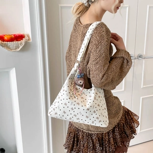 Sac à épaule blanc avec motifs nœuds marrons et charm ours en peluche pour femme