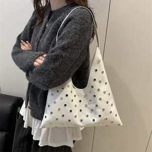 Sac sous le bras triangulaire blanc avec clous dorés et texture en similicuir