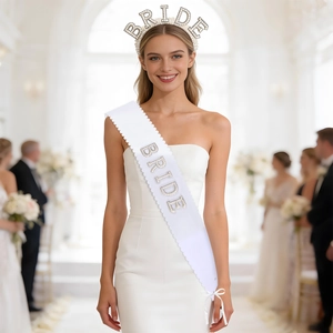 Ensemble mariée élégant avec couronne en strass et perles et écharpe en satin blanc pour fêtes