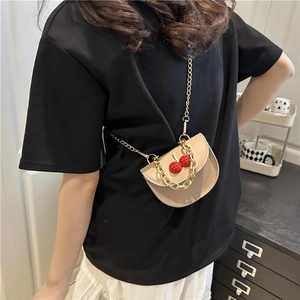Borsa a tracolla beige a mezza luna con ciliegie e catena dorata chic