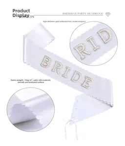 Détail de l'écharpe de mariée en satin blanc avec perles, strass et bords festonnés