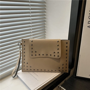 Retro Studded PU Leather Clutch Bag For Women Rivet Envelope Wristlet Handbag Fashion Streetwear Evening Party Bag