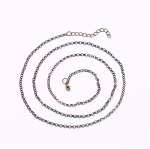 Dettaglio della catena per collana in bronzo con chiusura a moschettone e maglia regolabile