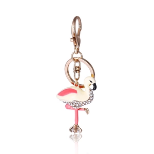 Porte-clés Flamant Rose en Alliage Strass Émail Anneau de Clé en Métal Doré Pendentif de Sac Cadeau de Noël Anniversaire pour Femmes