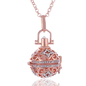 Collana con ciondolo a sfera cava in oro rosa con strass bianchi su fondo bianco