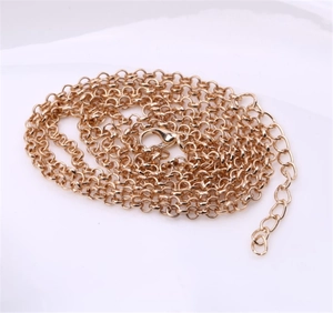 Dettaglio di una collana a catena a O dorata regolabile con chiusura a moschettone
