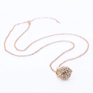 Collana chiama angeli in oro rosa con ciondolo a forma di sfera geometrica traforata