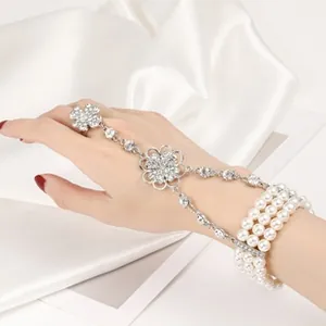 Détails du bracelet bague argenté avec perles à trois couches et accents de fleurs brillants
