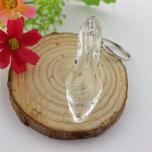 Vue détaillée d'un porte-clés soulier de cristal transparent sur un socle en bois