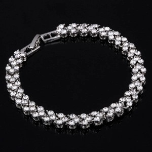 Gros plan d'un bracelet tennis double rangée avec oxydes de zirconium AAA et fermoir carré
