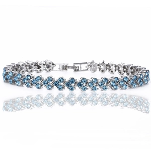 Vista detallada de pulsera de tenis plateada con cristales azul cielo sobre blanco