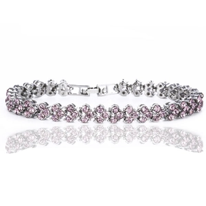 Vista macro detallada de la pulsera de novia plateada con tres filas de cristales rosas
