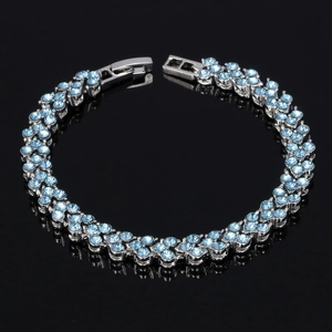 Bracelet argenté avec deux rangées de cristaux bleu ciel et fermoir à rabat, vue détaillée