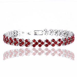 Vista macro detallada de la pulsera de trébol plateada con racimos de cristales rojos