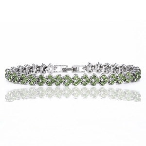 Detalle de una pulsera de lujo plateada con tréboles de cuatro hojas de cristal verde oliva