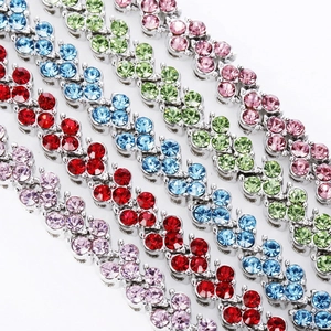 Détail de bracelets en zircon AAA colorés avec base en alliage d'argent ondulée