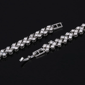 Gros plan d'un bracelet fleuri argenté avec zircons AAA et fermoir métallique