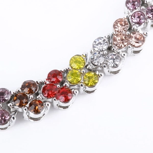 Lujosa pulsera de plata con cristales de colores y engaste de garras para mujer elegante