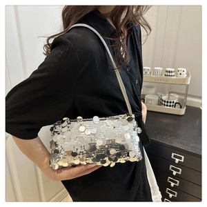 Détail d'un sac à bandoulière à paillettes argentées avec texture réfléchissante