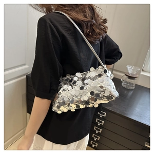 Vue détaillée du sac à bandoulière à paillettes argentées porté pour un look chic
