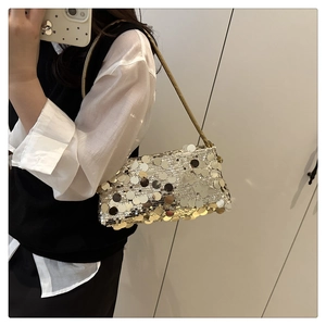 Détail de paillettes argentées scintillantes sur un sac à bandoulière minimaliste tendance