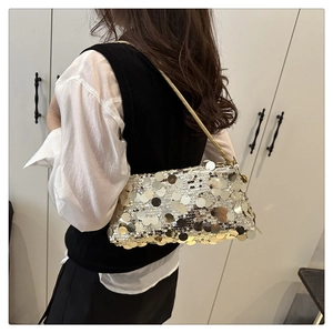 Détail du sac à paillettes avec chaîne dorée montrant la texture raffinée et la brillance