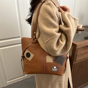 Bolso tote retro de cuero marrón con parches elegantes y gran capacidad para uso diario