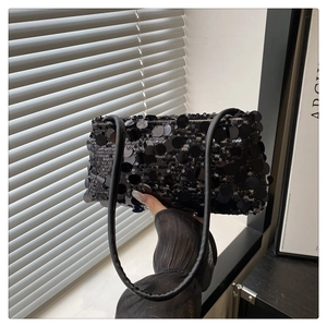 Détail des paillettes noires brillantes et de la forme rectangulaire du sac à bandoulière