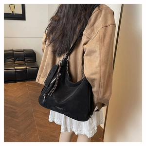 Détail du sac Hobo en toile noire avec pochette amovible et inscription Fashion & Bags